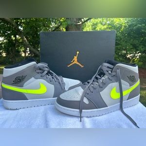 Air Jordan 1 MID MENS Size 12